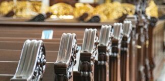 Polski Kościół „skamieliną, która musi obumrzeć”. Zaufanie spadło do rekordowo niskiego poziomu ławki w kościele/ fot: / Unsplash