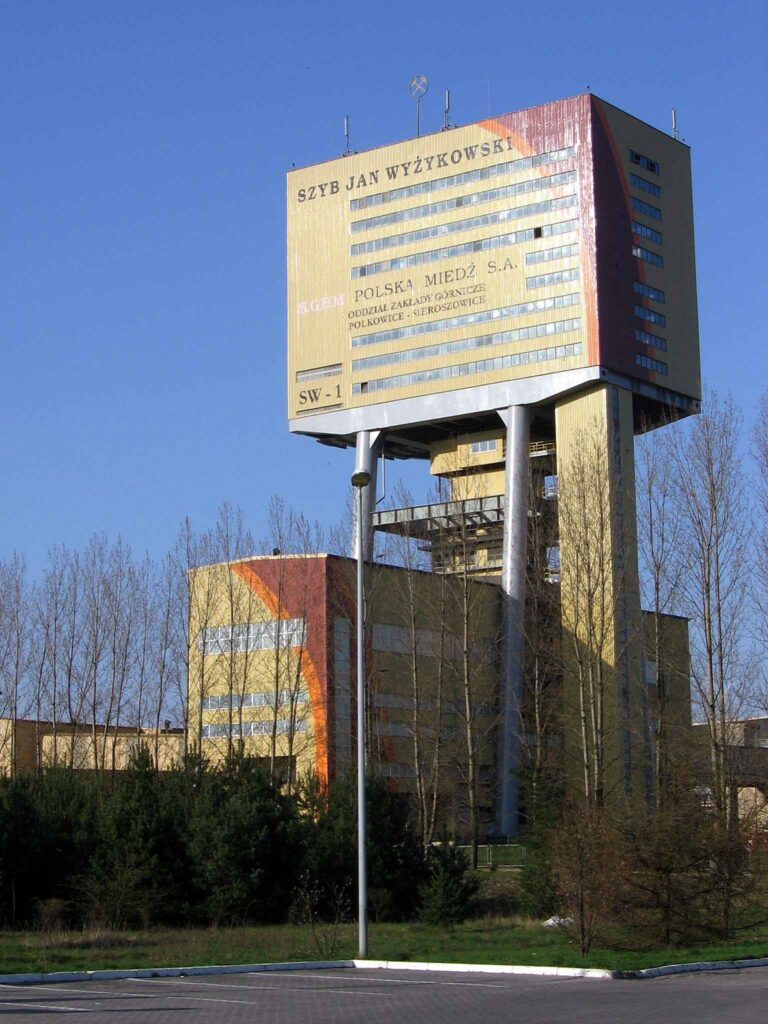 Szyb kopalni miedzi w Sieroszowicach/ fot: Julo - Praca własna, Domena publiczna