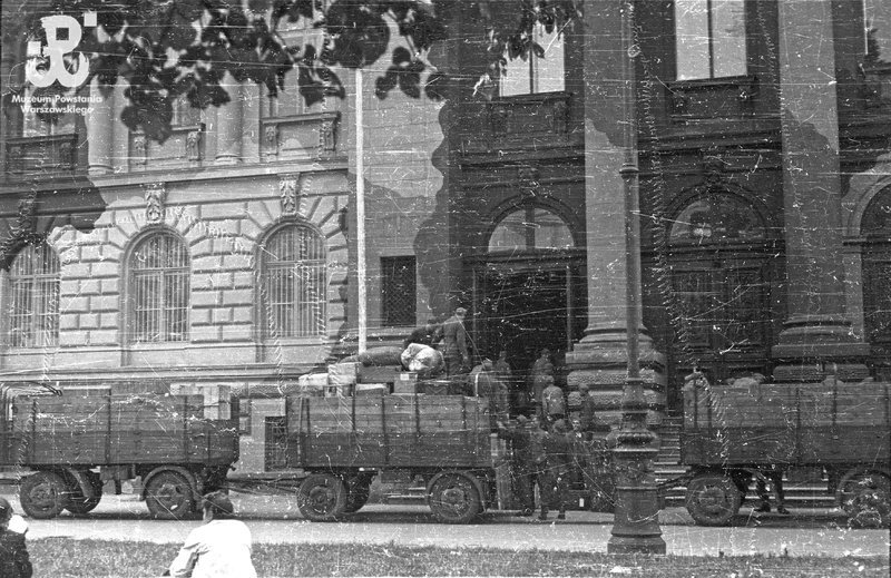 Grabież zbiorów Towarzystwa Zachęty Sztuk Pięknych w Warszawie, 1944 /Autorstwa Stefan Bałuk - (1948). "Wspomnienia Spadochroniarza". Kalendarz Warszawski - ilustrowany rocznik poświęcony Warszawie: 185-196., Domena publiczna