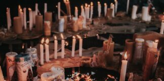 120 tysięcy ton śmieci po Wszystkich Świętych. Segregacja na cmentarzach to wciąż fikcja wypalone świeczki/ fot: Damáris Gonçalv/ Unsplash