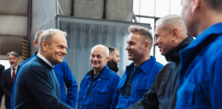 CBOS: Koalicja Obywatelska utrzymuje przewagę. PiS poniżej 21 proc., a Konfederacja wyprzedza prawicowych rywali Wizyta Premiera Donalda Tuska w firmie RFK/KPRM