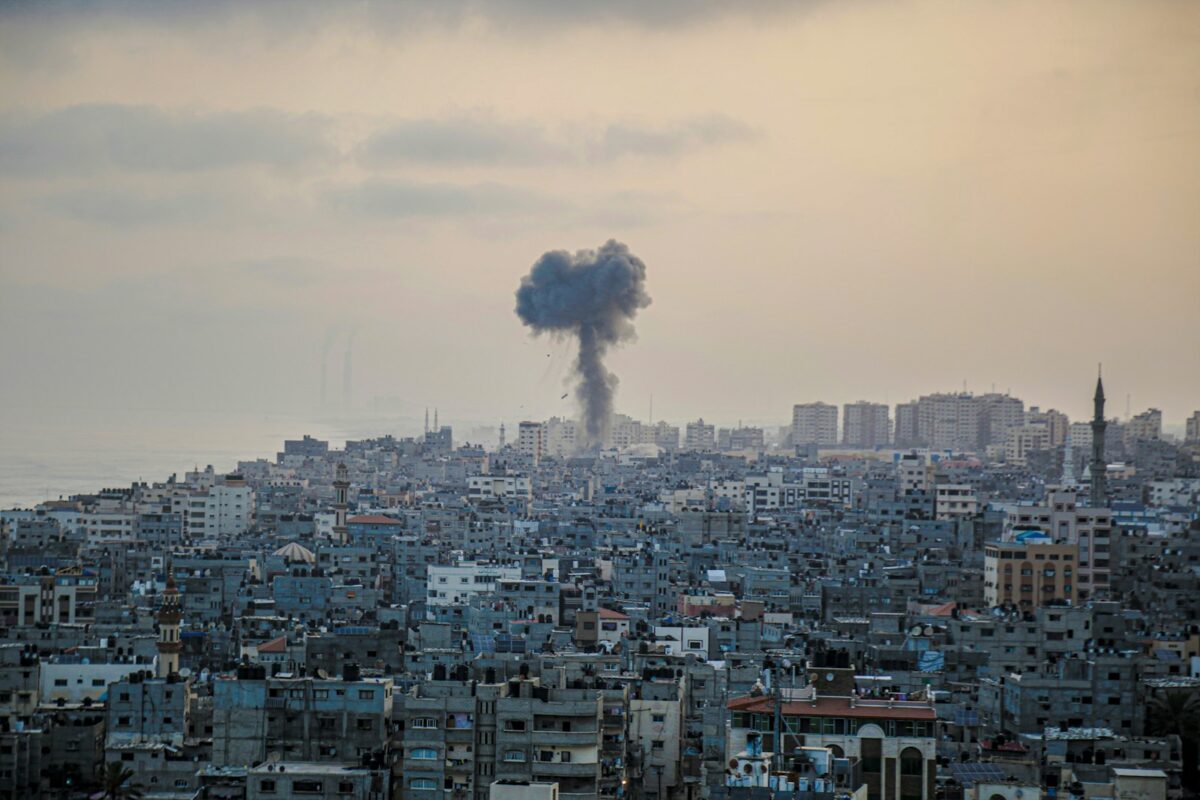 zniszczone, bombardowane dzielnic Strefy Gazy/ fot: Mohammed Ibrahim/ Unsplash