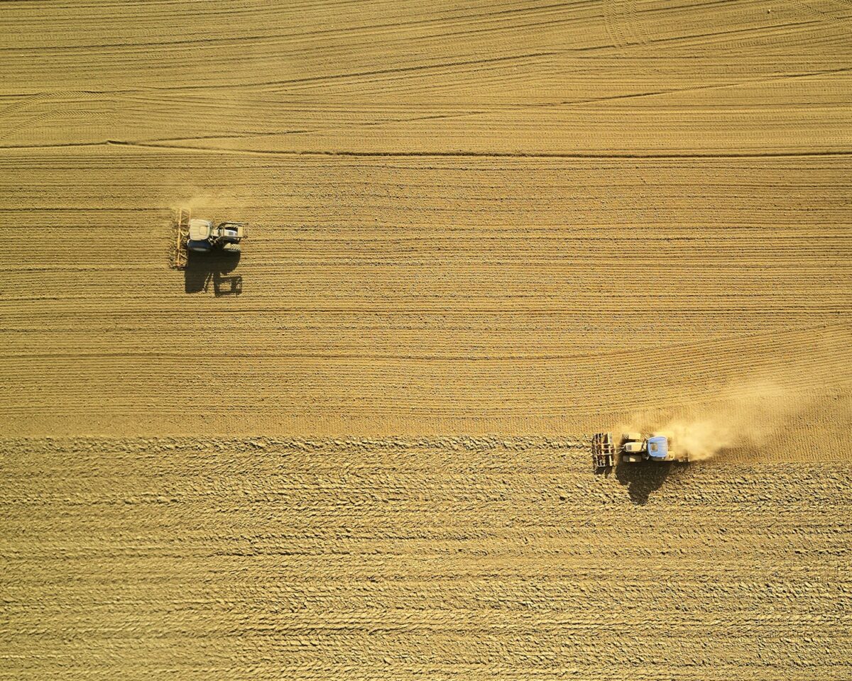 prace polowe, traktory pracujące na polu/ fot: Johny Goerend/ Unsplash