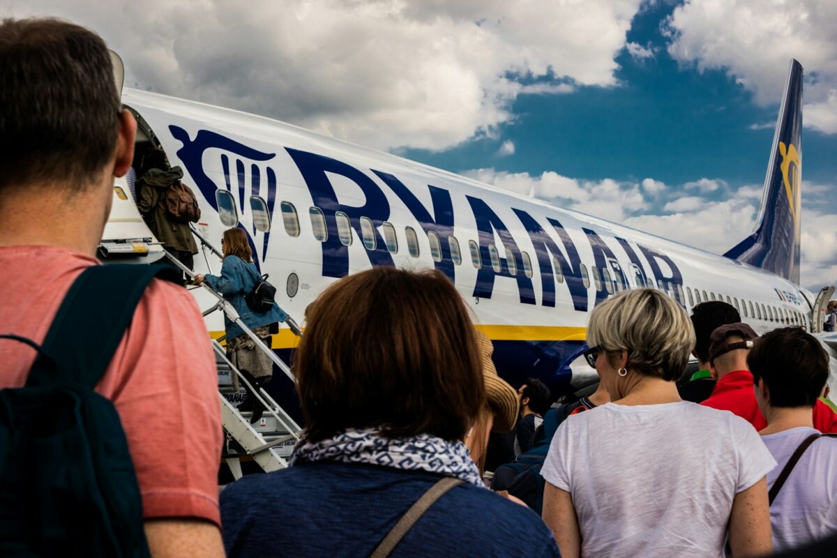 pasażerowie wsiadający do samolotu liniii Ryanair/ fot: Portuguese Gravity/ Unsplash