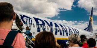 Ryanair rezygnuje z papierowych kart pokładowych. Od 12 listopada tylko odprawa online i nowe zasady bagażu podręcznego pasażerowie wsiadający do samolotu liniii Ryanair/ fot: Portuguese Gravity/ Unsplash