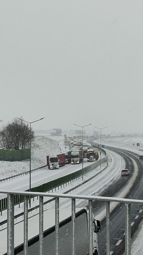 Samochody ciężarowe zakorkowały podjazd pod Górę Św. Anny na autostradzie a4/ FB