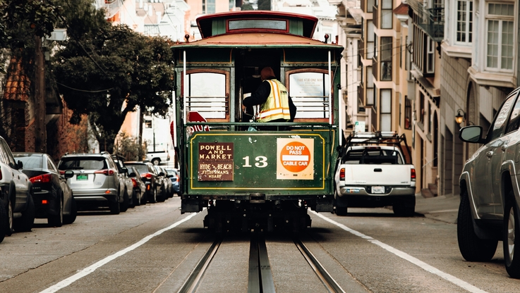 Tramwaje to jeden z najbardziej charakterystycznych elementów San Francisco. / LOT
