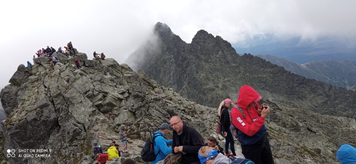 Turyści na Rysach -najwyższym szczycie polskich Tatr/ fot: Rafał Bernasiński