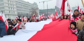 Marsz Niepodległości, czy Marsz Nienawiści? Polacy w internecie ocenili to wydarzenie Uczestnicy Marszu Niepodległości niosący olbrzymią biało-czerwoną flagę narodową/ Autorstwa MOs810 - Praca własna, CC BY 4.0