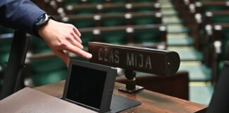 Marszałek Sejmu, półzakonnik i półinteligent. Czy Szymon Hołownia trafi do Watykanu? mównica sejmowa/ SejmRP