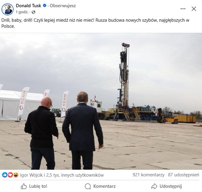 Premier Donald Tusk podczas wizyty na placu budowy szybu Retków; w tle sprzęt geologiczny i maszyny wiertnicze. Zdjęcie do posta na FB ‘Drill, baby, drill!’ o rozpoczęciu budowy najgłębszych szybów KGHM.