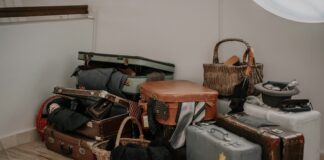 Nie mamy Waszej walizki, i co nam Państwo zrobią? PLL LOT na dywaniku prezesa UOKiK Uszkodzony bagaż po locie – sterta zniszczonych walizek w pomieszczeniu obsługi reklamacji linii lotniczych.