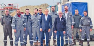 KGHM buduje najgłębszy szyb w Polsce. Retków sięgnie 1360 metrów. Tusk: „Drill, baby, drill! Lepiej miedź niż nie mieć!” Premier Donald Tusk podczas wizyty na terenie przyszłego szybu Retków./ KGHM