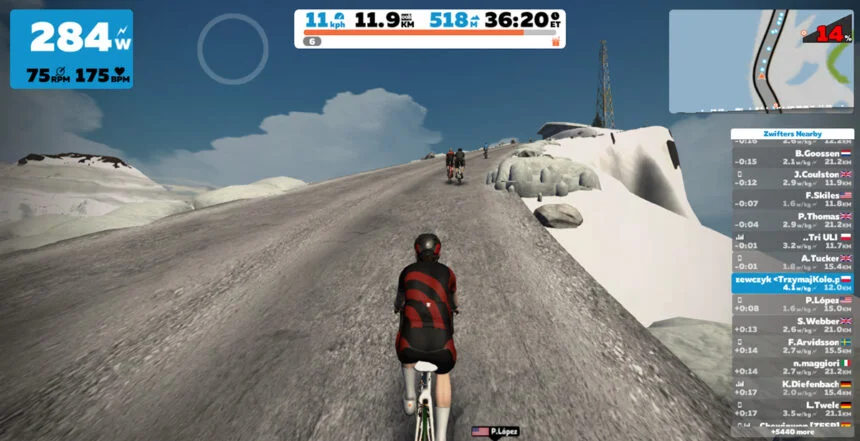 Jedna z najbardziej znanych tras to Alpe du Zwift, odwzorowująca alpejski podjazd Alpe d’Hue, połączenie cyfrowej technologii z realnym treningiem. Źródło: Zwift
