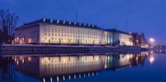 Najgorszy w Polsce urząd wojewódzki jest we Wrocławiu! W rankingu NIK jest tylko jedno – ostatnie miejsce NIK ujawnia ogromne nieprawidłowości w Dolnośląskim Urzędzie Wojewódzkim. Na zdjęciu budynek urzędu we Wrocławiu. Autorstwa Jaroslaw Ciurus - Praca własna, CC BY-SA 4.0